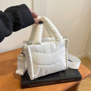 Nouveau design tendance : Sac à main matelassé pour femme, sac bandoulière léger en nylon doux et moelleux pour filles - Product Image 4