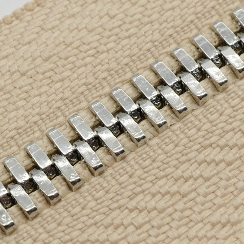 Tissu beige + dents argentées