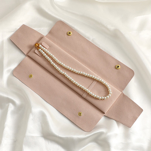 Pochettes en microfibre ultra-fine rose clair et gris clair pour bijoux, avec logo personnalisé, pour l'emballage et la collection de pendentifs (vente en gros) - Product Image 1
