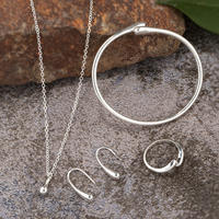 NYY Nouvelle Collection – Parure de Bijoux Plaqué Or 4 Pièces pour Femme : Collier, Boucles d'Oreilles, Bagues Torsadées et Bracelet – Cadeau Fête des Mères