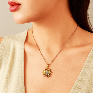 Collar con Colgante en Forma de Sol, Chapado en Oro de 18k, con Diamantes Blancos Engastados en Pavé, Joyería de Moda, Regalo para Mujer - Product Image 2