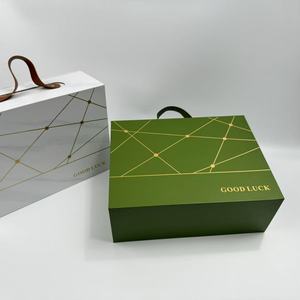 Caja de Regalo de Cartón Rígido con Cierre Magnético de Lujo y Logotipo Personalizado, con Revestimiento UV, Forro de Esponja y Asa de Transporte - Product Image 4