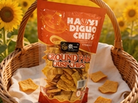 Pot de chips moulues de riz gluant épicé fait à la main en vrac croustillant texture dure collations fruits secs légumes saveur collations pour