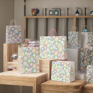 Sac cadeau en papier kraft classique, durable, recyclable et personnalisé à bas prix - Product Image 2