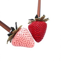 Grensoverschrijdende nieuwe aanwinst 3D aardbeienhanger hars kinderlijk cartoon Instagram-stijl vers fruit groente kleurrijk patchwork