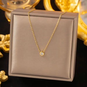 Collar ZYO de Moda para Mujer, en Acero Inoxidable con Baño de Oro de 18k, con Colgante de Zirconia en Forma de Concha, Trébol, Cruz, Mariposa, Letra y Corazón - Product Image 2
