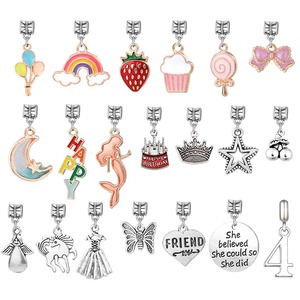 Set di 66 Pezzi per Creare Braccialetti con Charm Placcati Oro, Kit Fai-da-Te per Feste di Compleanno, Giocattoli Puzzle per Bambini 4-12 Anni - Product Image 3
