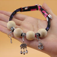 Collier pour animaux de compagnie en bois de camphre avec clochette, boucle réglable, vente directe fabricant pour chiens et chats