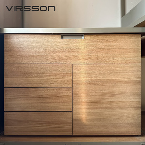 Système de <span class=keywords><strong>dressing</strong></span> de <span class=keywords><strong>luxe</strong></span> avec armoires courbes couleur crème, supports d'angle dorés, îlot de présentation et piliers cannelés, conception personnalisée - Product Image 3