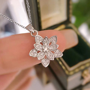 Collana con Ciondolo a Fiore Placcata in Oro Bianco con Zirconia Cubica, Gioiello in Lega con Catena a Maglia per Uso Quotidiano Romantico da Donna - Product Image 1
