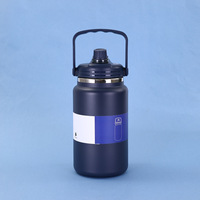 Tasse isolée en acier inoxydable de grande capacité avec poignée et paille Nouveau design Bouilloire de sport portable pour le camping en plein air
