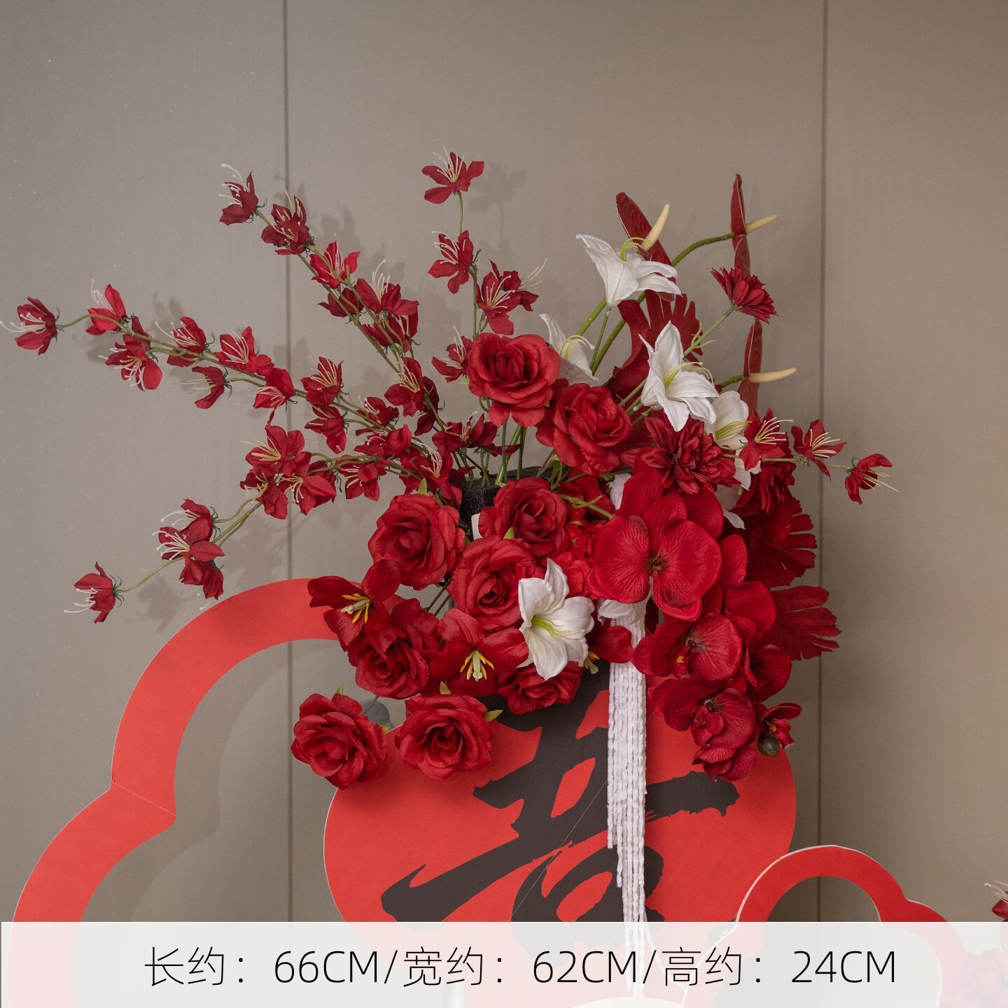 Belles roses rouges suspendues en bouquet [fleurs uniquement]