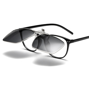 Occhiali <span class=keywords><strong>da</strong></span> <span class=keywords><strong>Sole</strong></span> a <span class=keywords><strong>Clip</strong></span> SKYWAY con Lenti Polarizzate a Specchio Ribaltabili per Occhiali <span class=keywords><strong>da</strong></span> Vista - Product Image 3