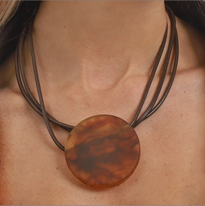 ヴィンテージブラックレジンオーバルペンダントネックレス女性用調節可能なレザーロープセーターチェーンジュエリー - Product Image 1