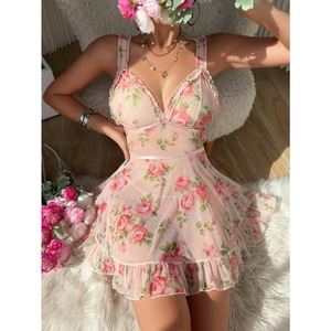 Chemise de nuit babydoll en mousseline transparente à imprimé floral rose avec nœud en dentelle, bretelles spaghetti, col en V et ourlet à volants, idéale pour lune de miel romantique (ODM) - Product Image 5