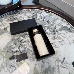 Botella de Agua Deportiva Blanca Premium con Recubrimiento Electrolítico, Botella Térmica Aislada al Vacío para Regalo - Product Image 4