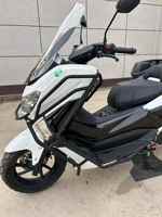 Nouvel Arrivage Maxi-Scooter 300cc Moteur Refroidi par Liquide Carrosserie Blanche/Noire Barres de Protection Valises Latérales Grand Top Case pour la Conduite sur Autoroute