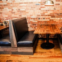 Solution complète pour café commercial, banc en bois et cuir, restaurant japonais, canapé, mobilier, banquette, ensemble de table et de chaises à vendre