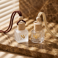 Diffuseur de parfum pour voiture en verre carré avec couvercle en bois et cordon de suspension, décoration de véhicule