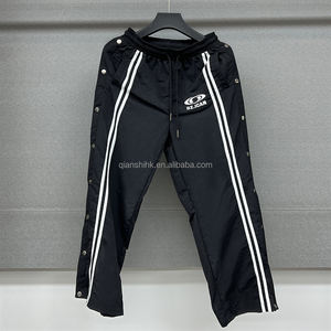 Mode estivale Pantalon baggy noir Pantalon de survêtement personnalisé à boutons latéraux Fabricant de pantalon de survêtement surdimensionné en nylon brodé pour hommes - Product Image 1