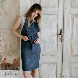 Delantal completo de mezclilla de lino clásico de color personalizado con bolsillos uniforme de cocina de lino suave para mujeres y hombres para uso en salón - Product Image 1