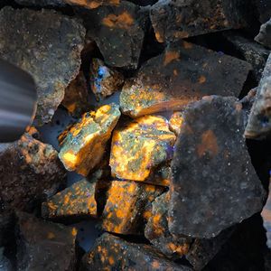 Mineral de meditación curativa Natural Yooperlites Piedra en bruto bajo cristal brillante ultravioleta crudo para sala de jardín fengshui - Product Image 4