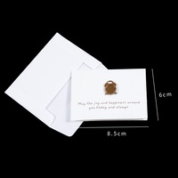 Carte de vœux simple en carton de style Ins avec bouquet de fleurs et petites cartes de message florales blanches en anglais pour anniversaire