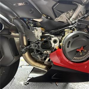 La nouvelle <span class=keywords><strong>Ducati</strong></span> pour Panigale <span class=keywords><strong>V4</strong></span> en fibre de carbone modèle 25-26 possède une pédale arrière surélevée - Product Image 2