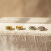 Boucles d'oreilles Huggie en acier inoxydable avec incrustation d'opale de feu dorée