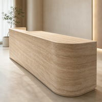 Table de réception en travertin beige naturel sur mesure pour projets d'hôtels et de bureaux de luxe