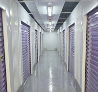 Conteneur de stockage mobile autoportant de 20 pieds en acier, design moderne, avec porte latérale à volet roulant, pour usage en entrepôt ou maison, à poser au sol