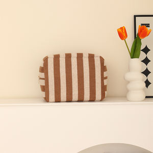 Vente en gros de trousses de <span class=keywords><strong>maquillage</strong></span> personnalisées pour femmes en tissu éponge, pochette portable à fermeture éclair, trousse de toilette rayée - Product Image 2