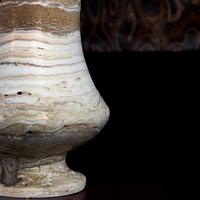 Schlicht Gestaltete Polierte Weiße Jade-Höhle Natürlicher Travertin-Stein Säulen-Blumenvasen Tischdekoration für Hochzeiten und Festessen