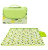 Vente flash : couverture de pique-nique portable en tissu Oxford, imperméable, résistante à l'humidité, tapis de pique-nique d'extérieur avec sangle de transport, design personnalisé OEM