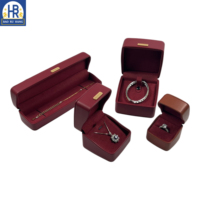 Baoru haut de gamme lumière luxe une ligne courbe oblique PU anneau collier Bracelet boucles d'oreilles suggéré boîte à bijoux Logo personnalisé