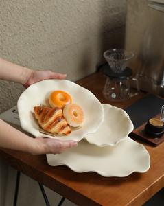 <span class=keywords><strong>Assiette</strong></span> en céramique blanche en forme de coquille d'huître, fabriquée à la main, jetable, pour les fêtes, les restaurants, les plats de fruits de mer, les salades, les sashimis - Product Image 3