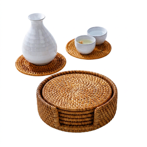 Sous-verres écologiques faits à la main en rotin, jacinthe d'eau et bambou – Ensemble de dessous-de-verre naturels, protège-table durables - Product Image 1