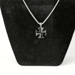 Collar Zoryn con Colgante de Cruz de Hierro en Acero Inoxidable 316L en Tono Dorado con Grabado de Llama en Acabado Negro, Estilo Gótico para Hombre - Product Image 6