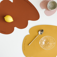 Napperons isolés imperméables personnalisés en cuir PU pour la décoration de la maison Tapis de table à manger Tapis de bureau pour restaurant