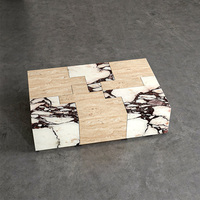 Table basse Kumusi Furniture en marbre Calacatta et travertin mélangés