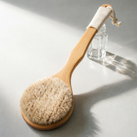 Brosse de bain en bois naturelle et écologique avec logo personnalisé, étiquette privée, poils en sisal de bambou naturel pour peaux sèches