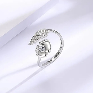 Anello con Design a Impronta di Piedino d'Angelo per Donne - Product Image 2