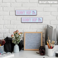 Decoración de pared de metal estilo letrero de calle vintage Bunny Hop Blvd en azul pastel y rosa
