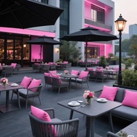 Ensemble de table et de chaises de restaurant de style européen moderne en cuir PU noir et rose avec structure en métal, meubles de salle à manger commerciaux pour l'extérieur