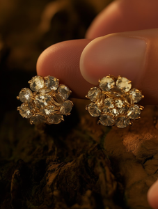 Orecchini a Perno con Fiore Placcati in Oro, Cristalli e Strass, Gioielli Romantici da Festa per Donne - Product Image 2