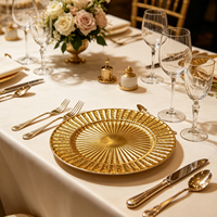Assiette de présentation en plastique doré à nervures radiales, robuste, réutilisable, durable, brillante et légère, pour la restauration hôtelière, les mariages et les événements.