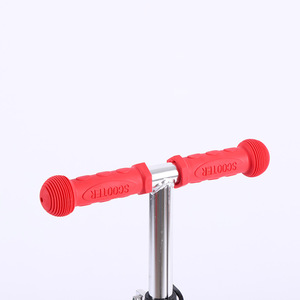 สกู๊ตเตอร์เด็ก แฮนด์จับสีแดง มีไฟ สำหรับเด็กอายุ 3-6 ปี - Product Image 1