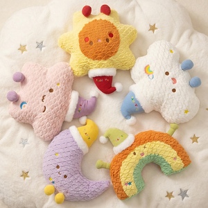 Almohada de Peluche Serie Cielo: Nube, Sol, Estrella, Luna, Arcoíris con Gorro para <span class=keywords><strong>Dormir</strong></span>, Cojín Adorable, Personalizado OEM, Decoración del Hogar, Regalo - Product Image 3