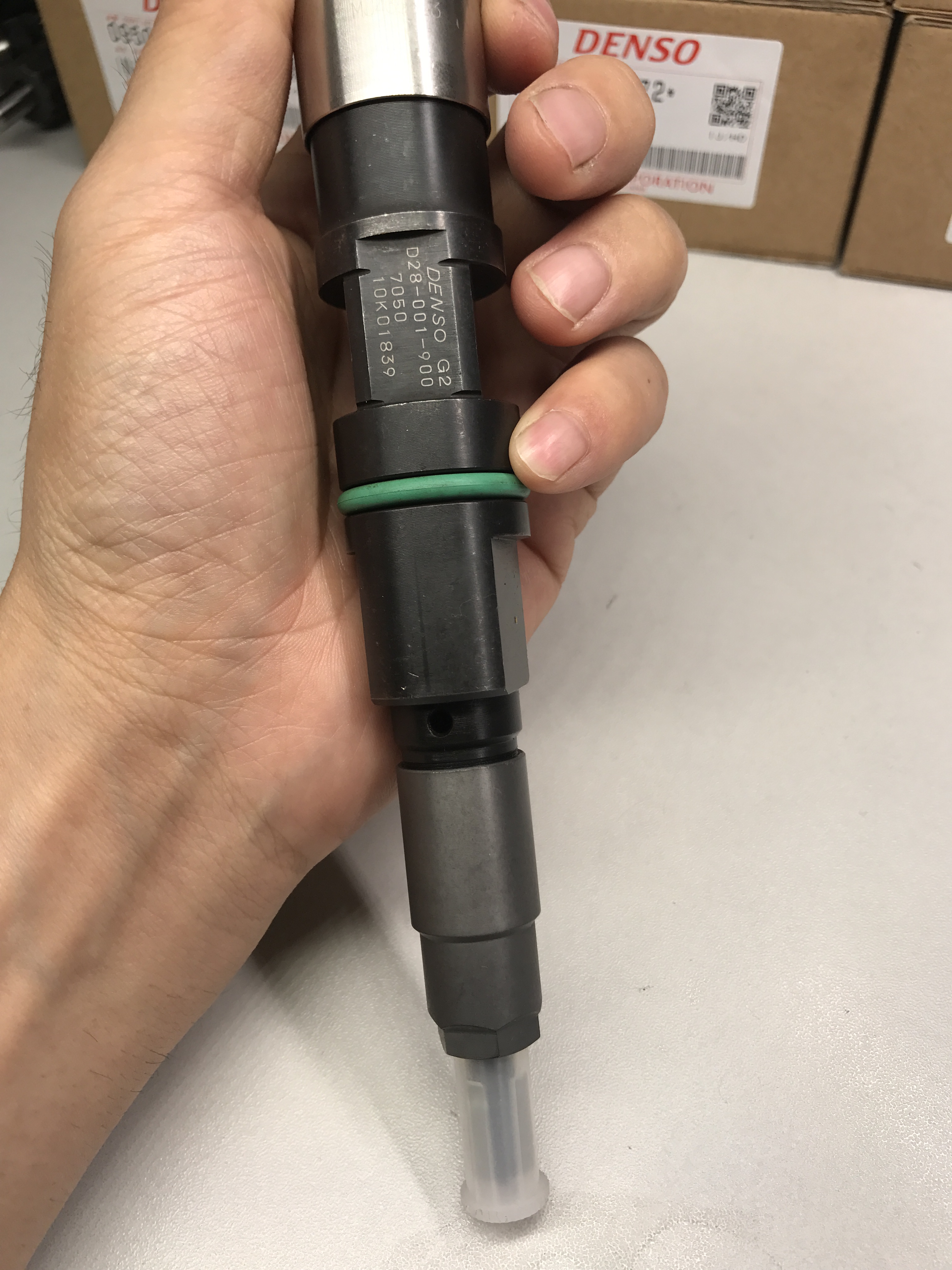 common rail injector 095000-7050 original fuel injector 0950007050 diesel engine injector nozzle 095000-7050 for D28-001-900+A