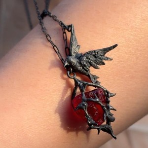 Collier pendentif créatif en résine, motif cage de corbeau tridimensionnelle, en forme de corbeau évidé en pierre rouge foncé, avec chaîne à maillons, personnalisé et de style rétro - Product Image 5